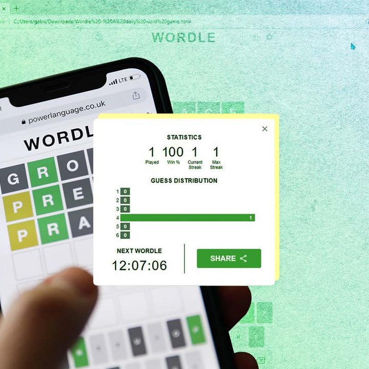 Un teléfono sostenido en la mano con el juego de internet Wordle.