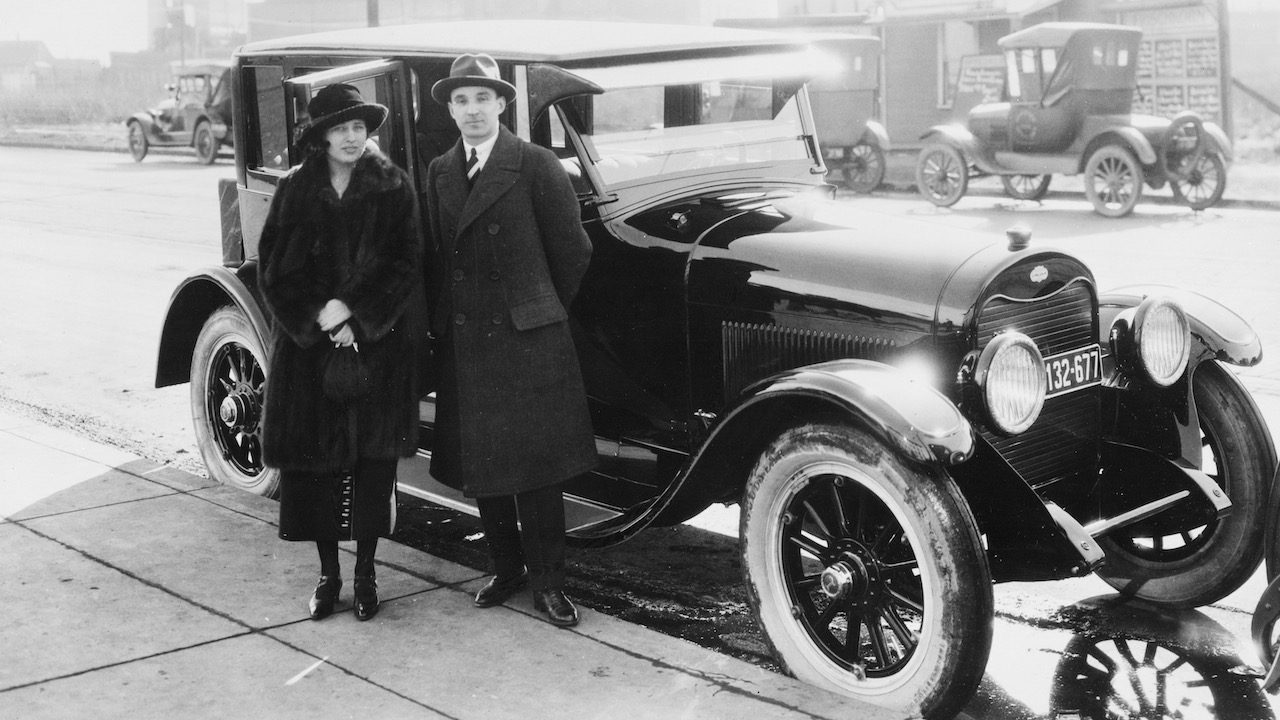 100 anos lincoln 1922 edsel and eleanor ford with car