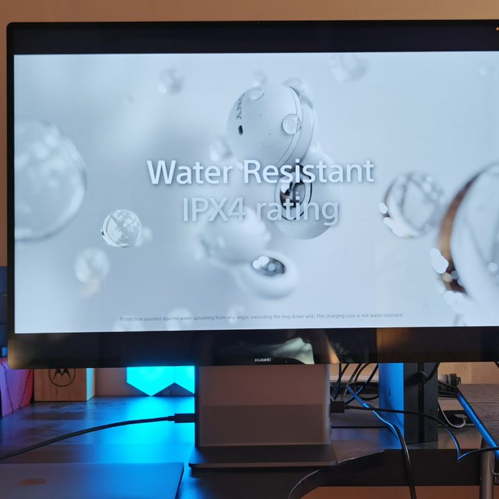 Una computadora todo en uno Huawei MateStation X sobre un escritorio.