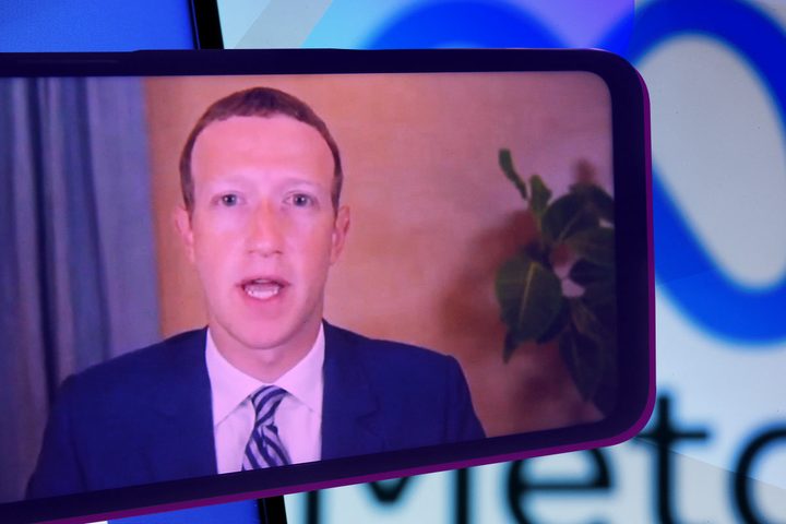 Mark Zuckerberg, CEO de Meta (ex-Facebook), en una pantalla de celular.
