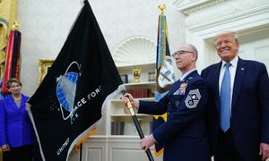 Miembros de la Fuerza Espacial de Estados Unidos junto a Donald Trump.