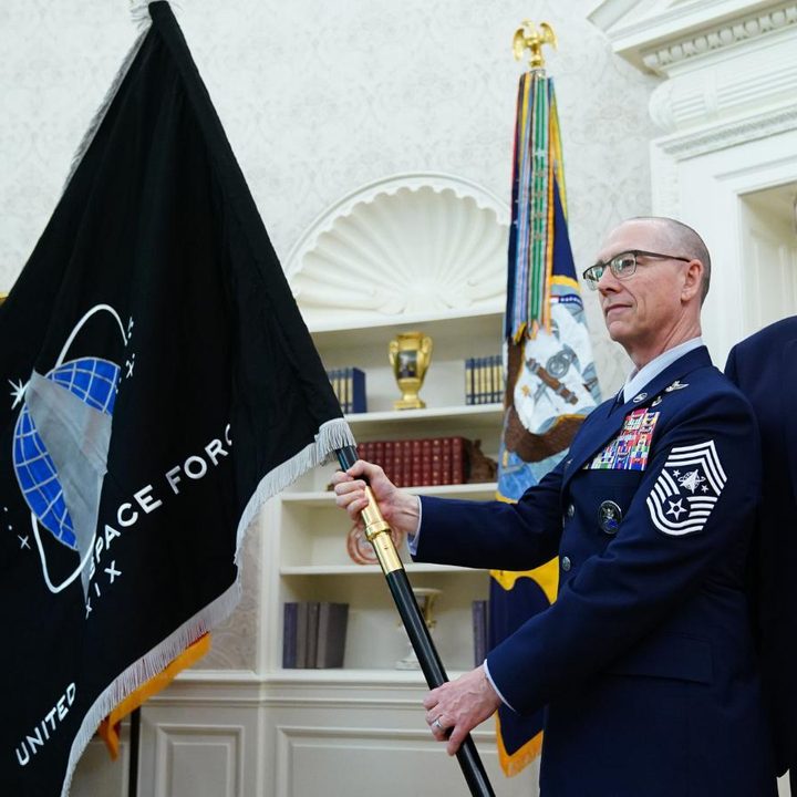 Miembros de la Fuerza Espacial de Estados Unidos junto a Donald Trump.