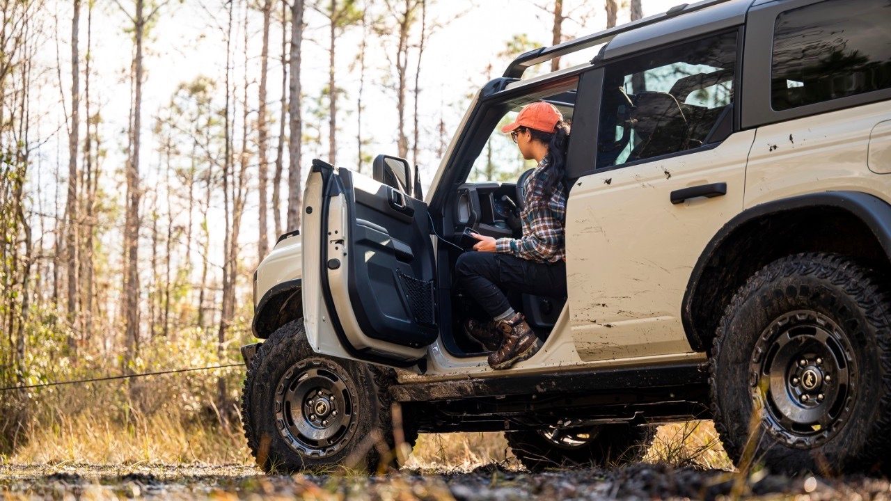 ford bronco everglades chicago 2022 desert sand 19