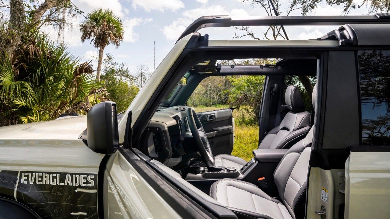 ford bronco everglades chicago 2022 interior 01
