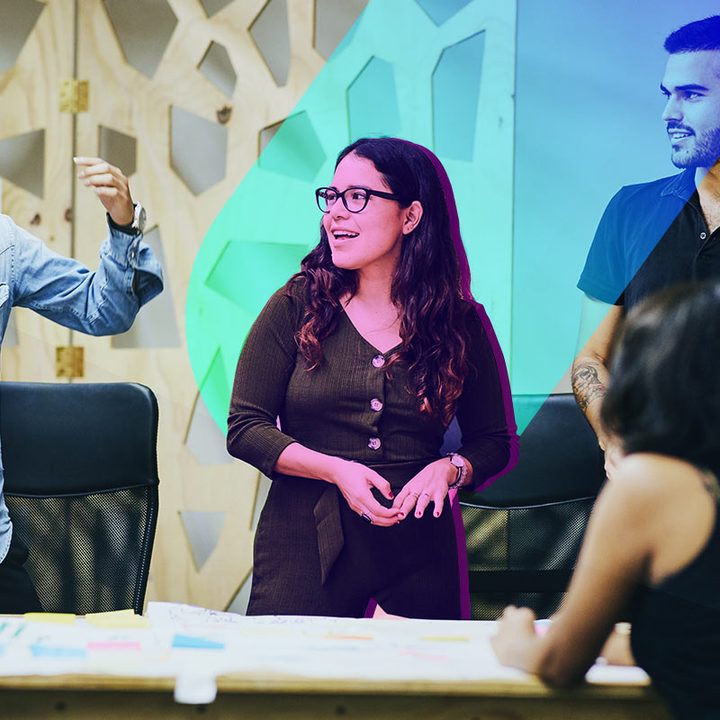 Un grupo de jóvenes de la Generación Z en una reunión de trabajo.