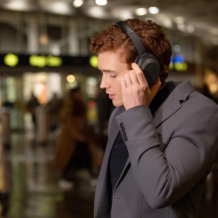 Hombre usando los audífonos Sony WH-1000XM4.