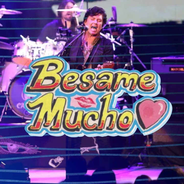 El logo del festival de música Bésame Mucho sobre la banda Caifanes tocando en vivo.