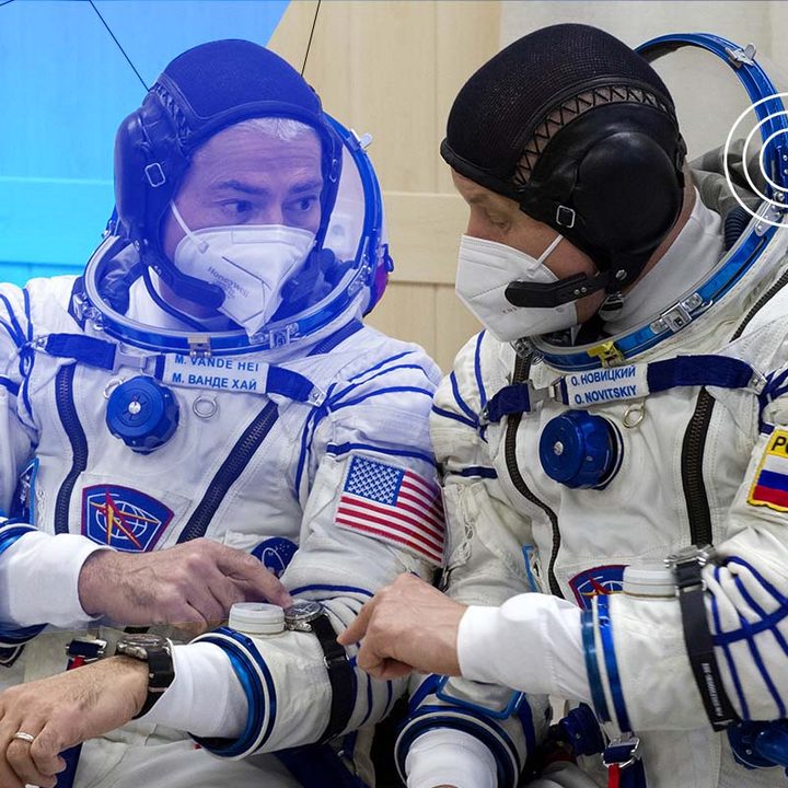 El astronauta Mark Vande Hei y el cosmonauta Oleg Novitskiy.