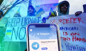 Una protesta en Ucrania contra la invasión rusa. además de un teléfono con la aplicación Telegram.