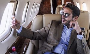 Simon Leviev en una de las escenas de El estafador de Tinder.