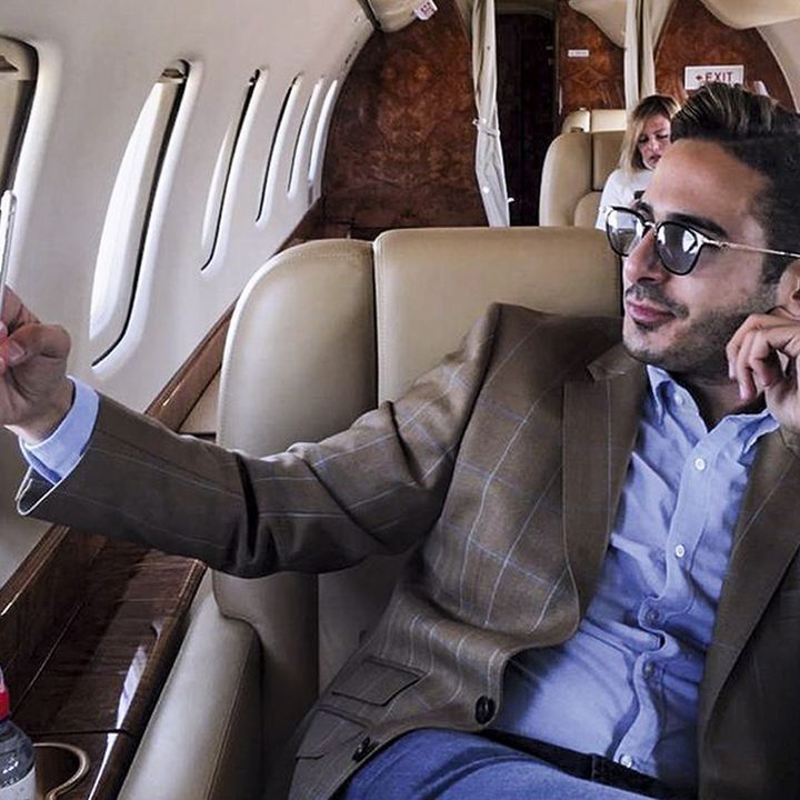 Simon Leviev en una de las escenas de El estafador de Tinder.