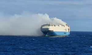 porsche deriva incendio barco mar