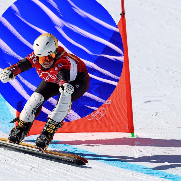 Un deportista deslizándose en una tabla de nieve en los Juegos Olímpicos de Invierno Beijing 2022.