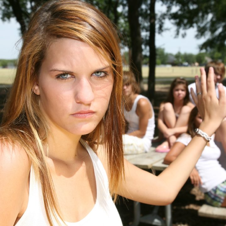 Una joven molesta abandona un grupo