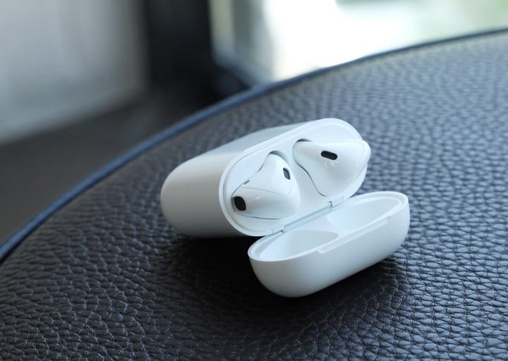 Estuche de carga de los AirPods 2 sobre una superficie de piel negra.