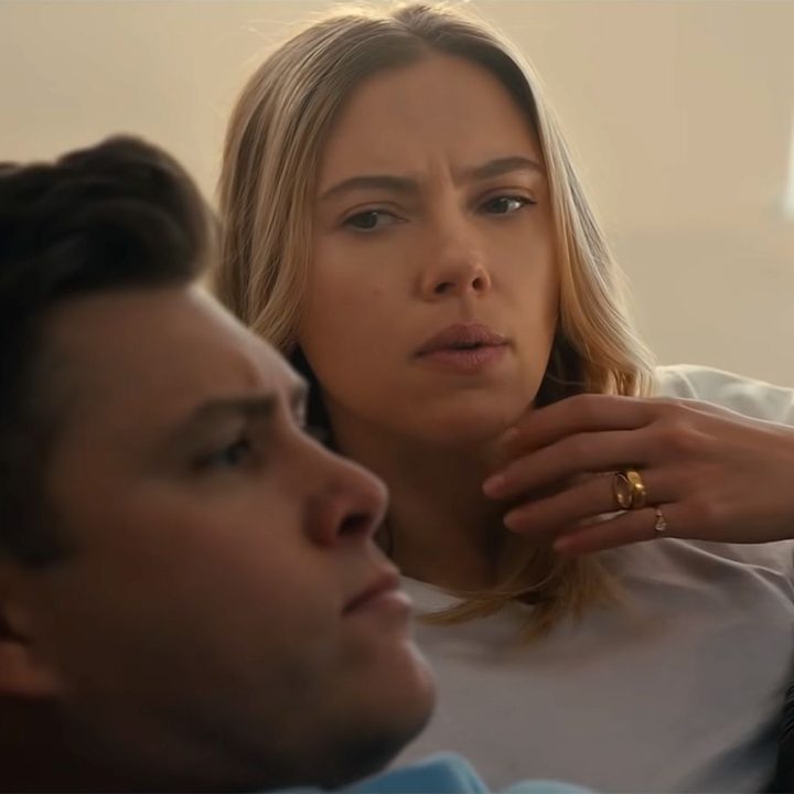 Scarlett Johansson y su esposo Colin Jost en un anuncio de Alexa.