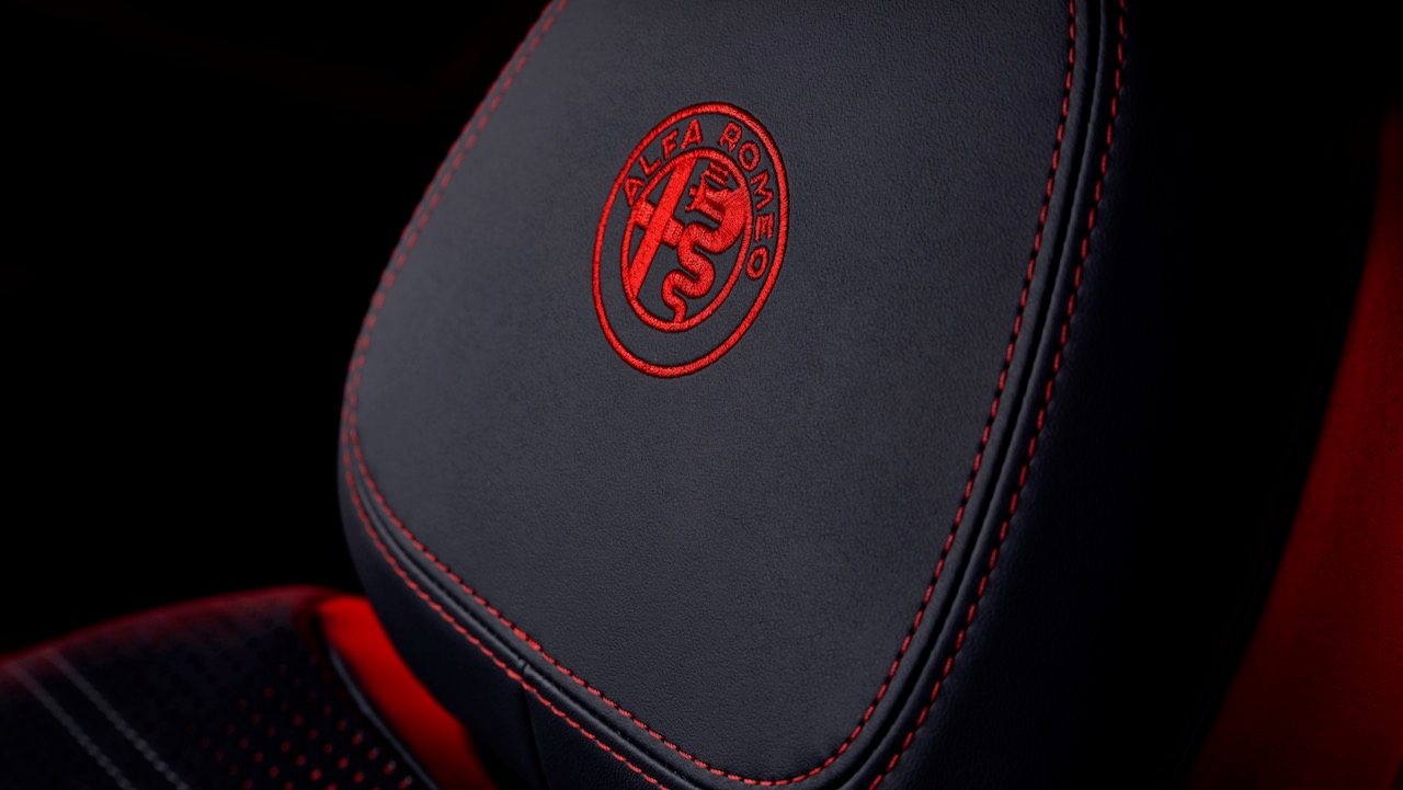 alfa romeo tonale opcion hibrida enchufable 2023 veloce european spec headrest badge