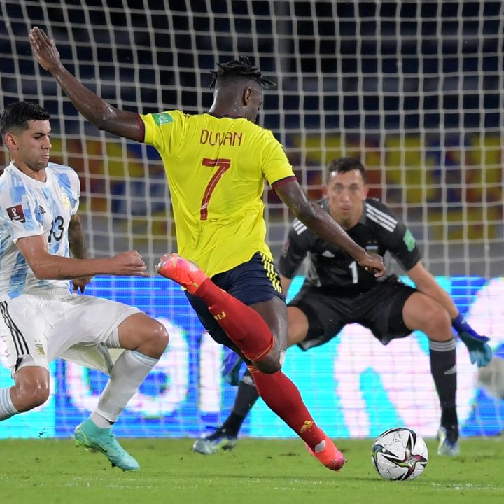 El colombiano Duvan Zapata remata al arco ante la marca del argentino Cristian Romero por las eliminatorias sudamericanas a Qatar 2022.