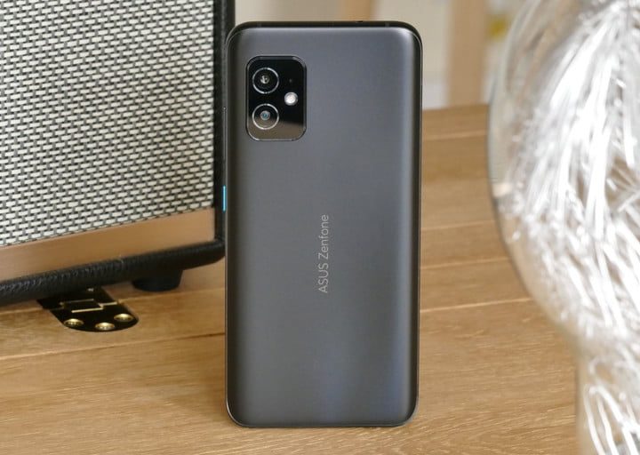 Asus Zenfone 8 sobre una mesa.