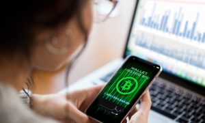 Un usuario con una billetera de bitcoin en su teléfono móvil