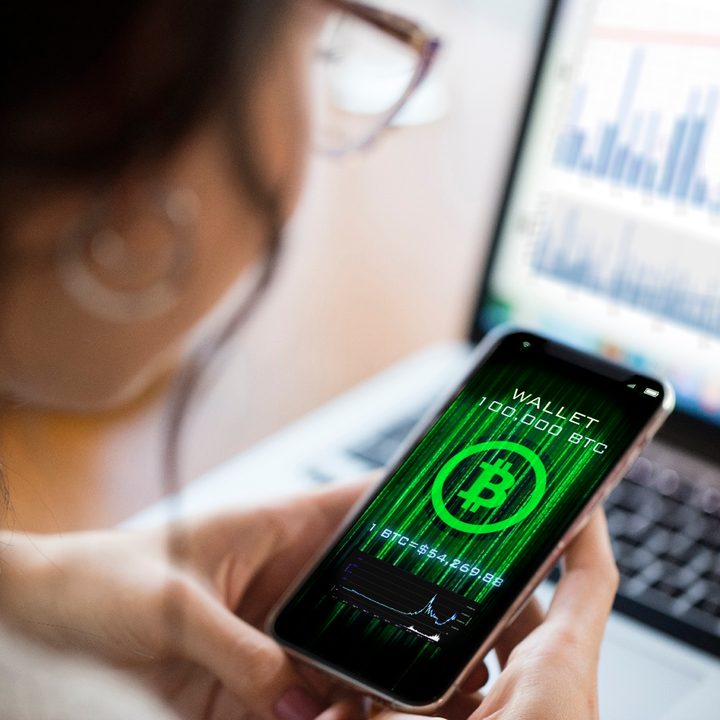 Un usuario con una billetera de bitcoin en su teléfono móvil