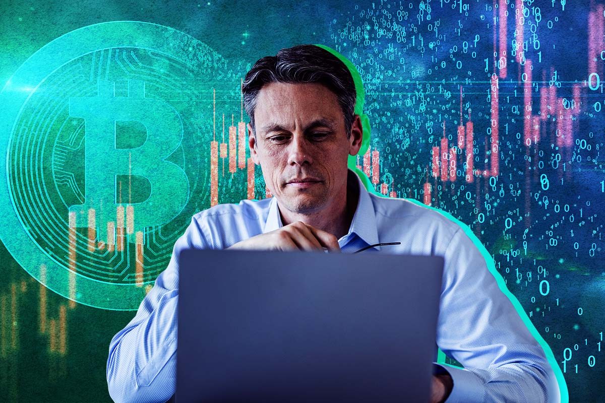 Un hombre mira una computadora, con un fondo de símbolos de bitcoin