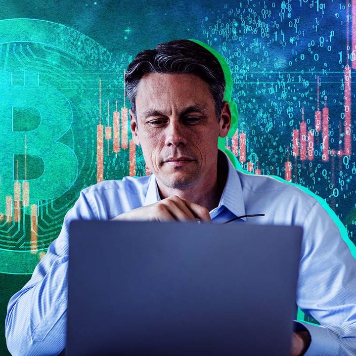 Un hombre mira una computadora, con un fondo de símbolos de bitcoin