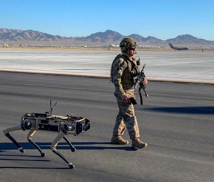 Un perro robot de Ghost Robotics acompaña a un soldado durante un ejercicio.