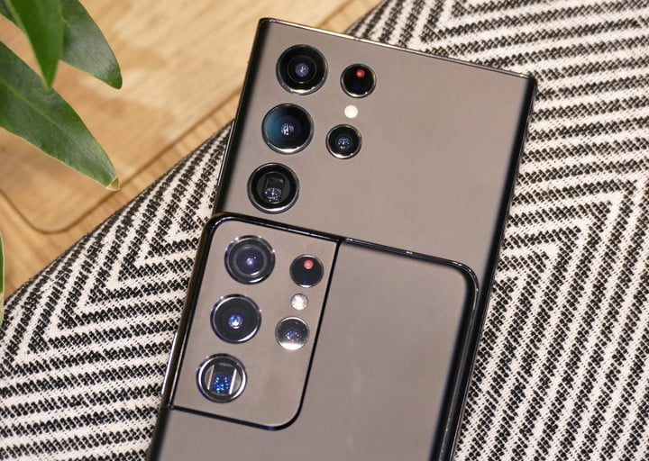 Cámaras de un Galaxy S22 Ultra y de un Galaxy S21 Ultra.