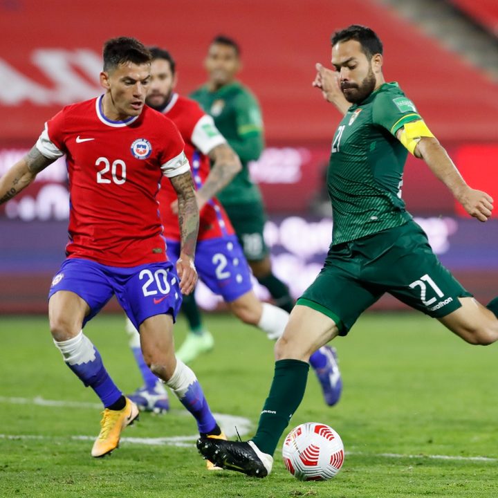Erwin Sánchez de Bolivia dispara ante la marca de Charles Aránguiz de Chile