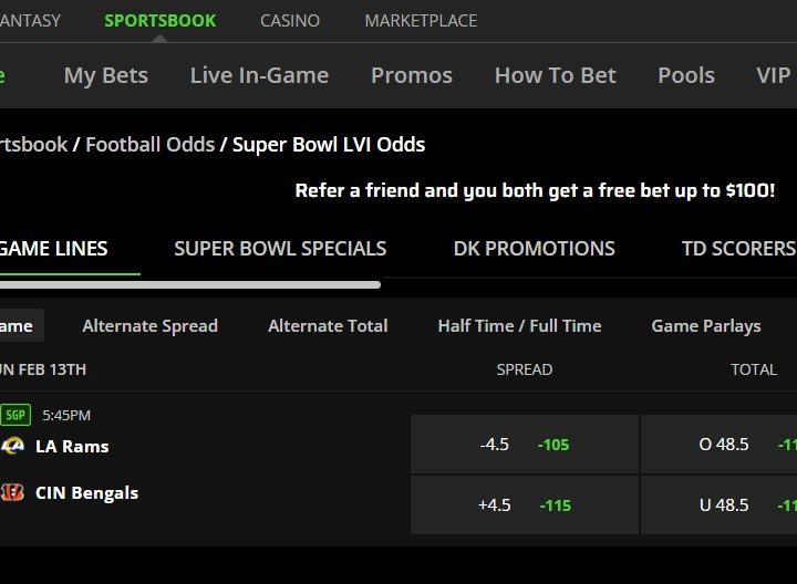 Pantalla que indica qué equipo es favorito para ganar en las apuestas del Super Bowl 2022.