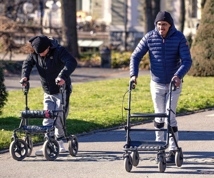 Un implante basado en electrodos desarrollado por un grupo de investigadores en Suiza permitió a tres personas parapléjicas caminar e incluso, realizar deporte.