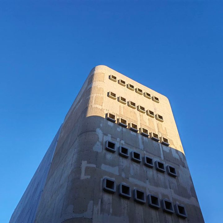 batalla de plegables huawei p50 pocket vs samsung galaxy z flip 3 edificio