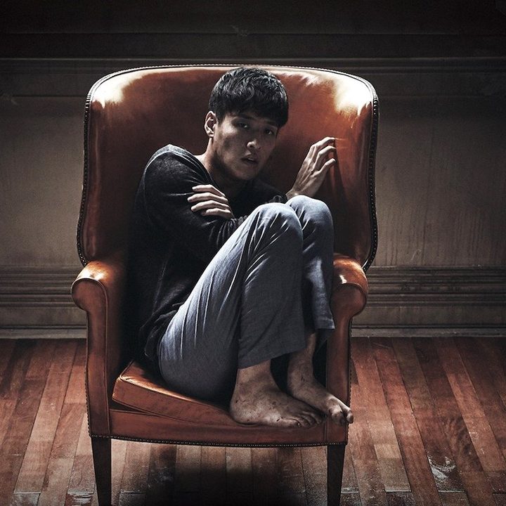 Kang Ha-neul en una imagen promocional de "Forgotten" (2017).