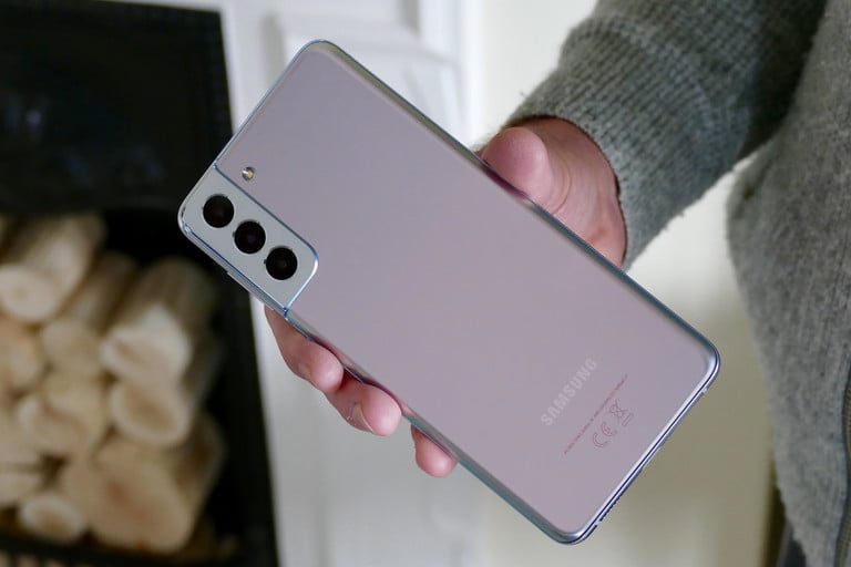 Una persona sosteniendo un Galaxy S21 Plus en su mano, mostrando la parte trasera y sus cámaras.