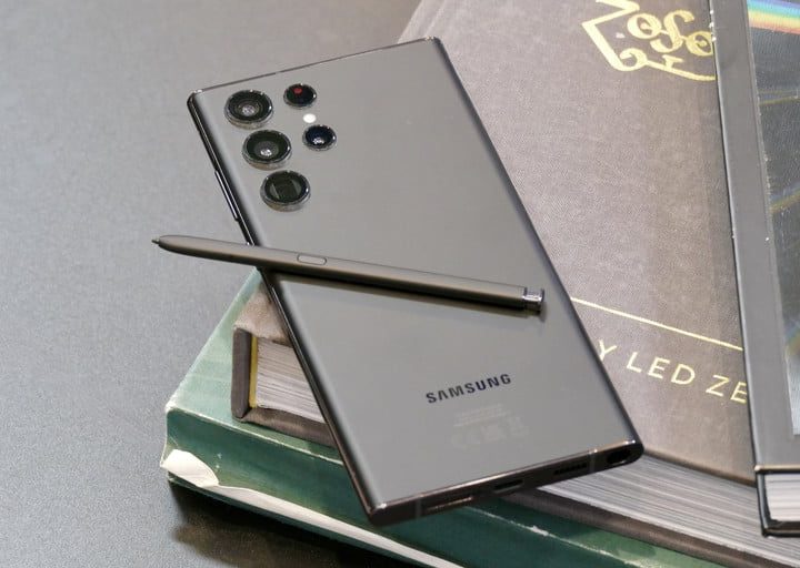 Galaxy S22 Ultra en color negro sobre unos libros con una Stylus encima.