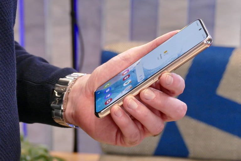 Galaxy S22 visto de lado en la mano de un hombre.