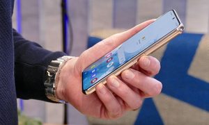 Galaxy S22 visto de lado en la mano de un hombre.