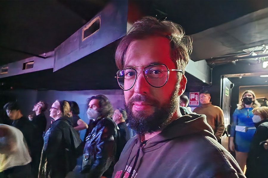 Foto a una persona en el concierto con el Galaxy S22 Ultra