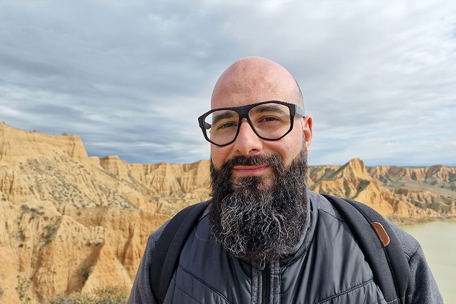 Foto de una persona con el Galaxy S22 Ultra