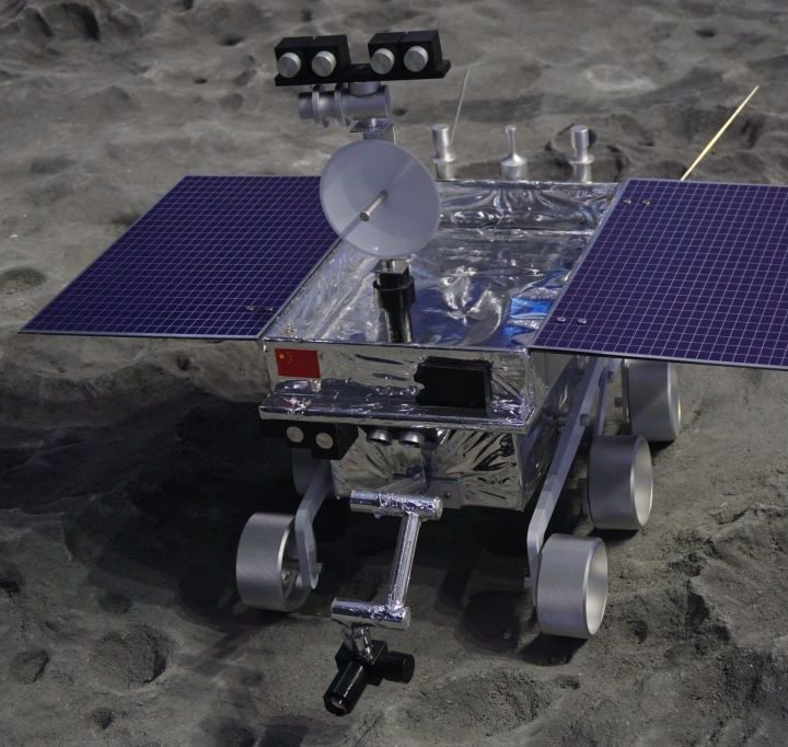 El vehículo de exploración lunar Yutu-2 de la misión espacial china Chang'e-4 descubrió restos de vidrio translúcido macroscópico durante un recorrido de exploración en el lado oculto de la Luna.