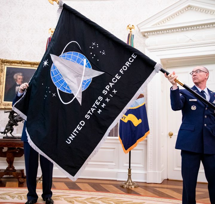 Miembros de la Fuerza Espacial de Estados Unidos junto a Donald Trump.