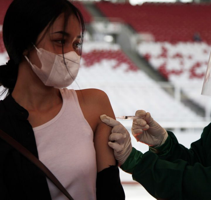 COVID largo es menos notorio en personas vacunadas: estudio