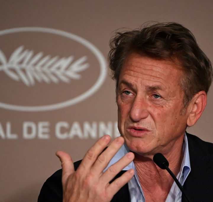 El actor y director de cine, Sean Penn, está en Ucrania grabando un documental sobre la invasión rusa; el presidente Zelenksi tilda el acto de “valentía”.