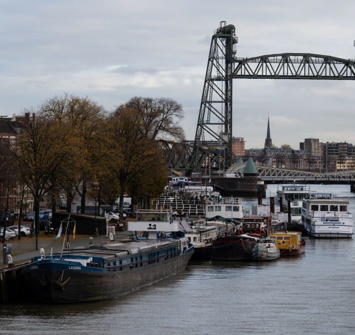 El puente levadizo Koningshavenbrug en la ciudad de Róterdam, Países Bajos.