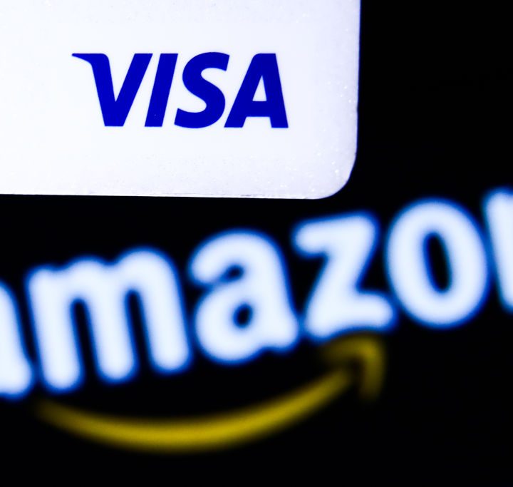 Amazon y Visa anunciaron un acuerdo para permitir a los clientes de ambas compañías utilizar sus tarjetas en todos los sitios de Amazon sin cargos adicionales.