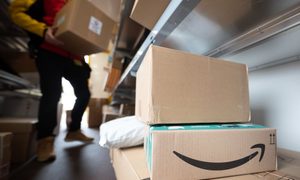 En EE.UU., varios repartidores de Amazon han sido forzados a bailar frente a las cámaras de los domicilios que visitan; después son exhibidos en redes sociales.