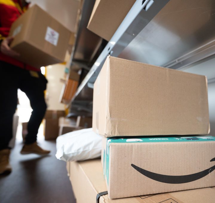 En EE.UU., varios repartidores de Amazon han sido forzados a bailar frente a las cámaras de los domicilios que visitan; después son exhibidos en redes sociales.
