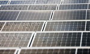Un equipo de investigadores de España e Inglaterra desarrolló una técnica para fabricar paneles solares más delgados, eficientes y amigables con el medio ambiente.