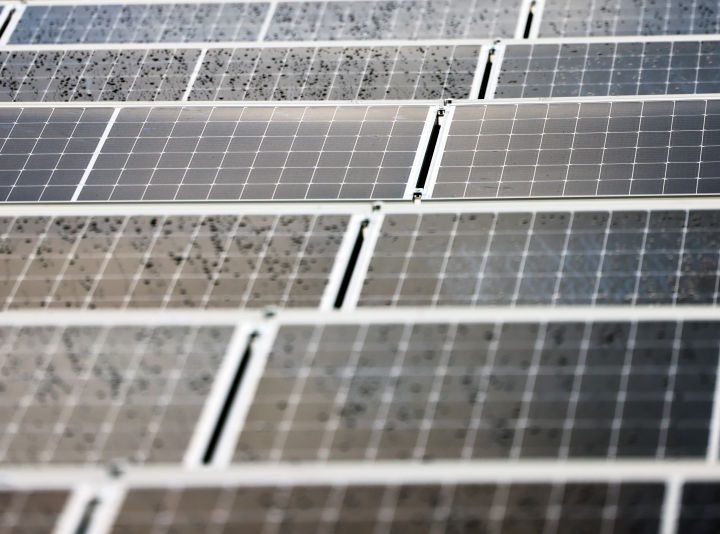 Un equipo de investigadores de España e Inglaterra desarrolló una técnica para fabricar paneles solares más delgados, eficientes y amigables con el medio ambiente.